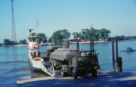 KN-82-71 Bremen-Farge juni 1969 Met de tankcolonne met de veerpont over de Weser