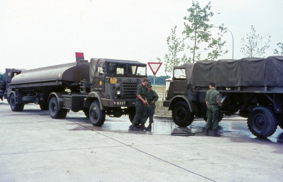 KN-82-72 Werlte juni 1969 Onderhoud voertuigen op de kazerne Van Doorn Prinse en Luyten