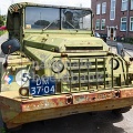 nationalebeeldbank 2013-8-810693-2 militair-voertuig-in-woonwijk
