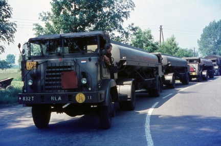 KN-82-81 Bremen-Farge juni 1969 Met de tankcolonne met de veerpont over de Weser